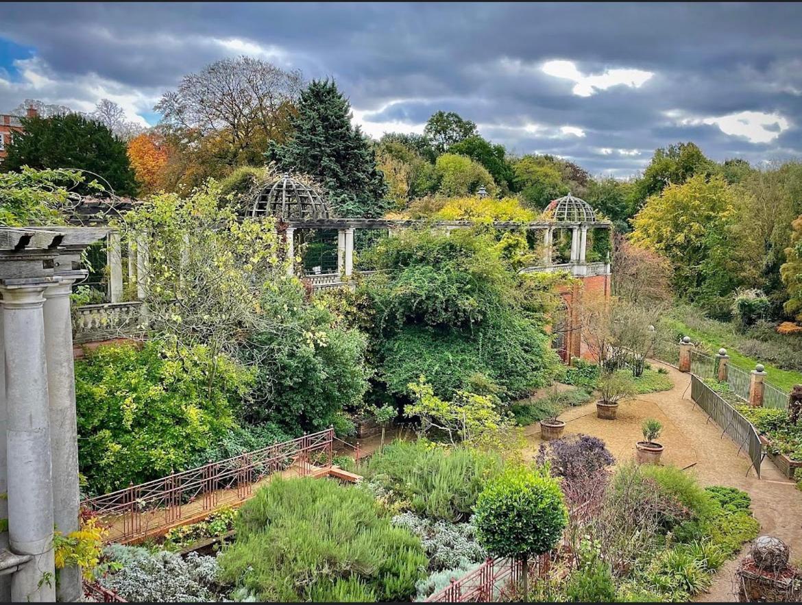 Hampstead Opulence - Luxurious Split Level Apartament